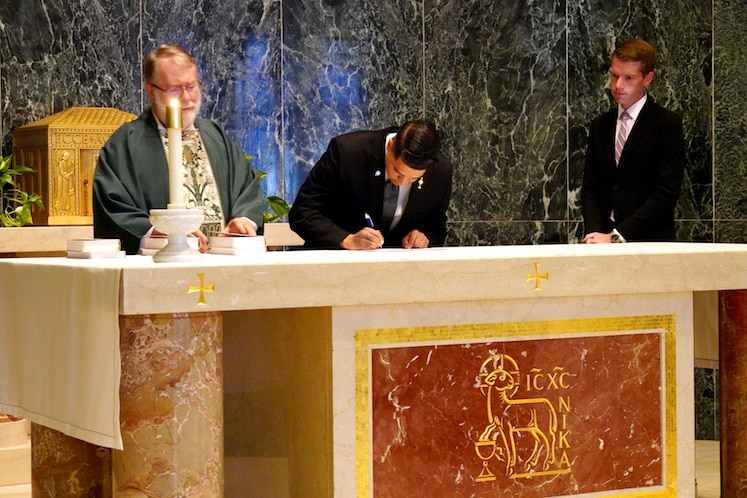 moises-signing-at-altar